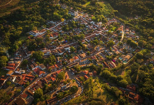 Vista aérea de uma cidade pequena cercada de verde